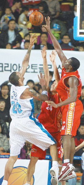 감히 어딜… 모비스 브라이언 던스톤(오른쪽)이 KCC 마이카 브랜드(왼쪽)를 상대로 블록 슛을 하고 있다. 양 팀 최다인 15리바운드를 기록한 던스톤은 블록 슛을 3개나 하며 팀의 83-81 승리에 힘을 보탰다. 전주=연합뉴스