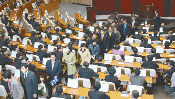 13일 오전 국회 본회의장에서 284조5000억 원에 이르는 2009년도 예산안이 찬성 184명, 반대 3명, 기권 1명으로 통과되자 표결에 불참했던 민주당 의원들이 퇴장하고 있다. 안철민 기자