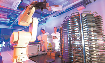 바이엘 디레포 연구소에서 연구원들이 실험용 로봇이 항체 분자 모형을 옮기는 과정을 살펴보고 있다. 사진 제공 바이엘