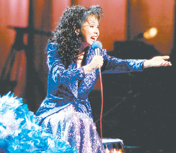 데뷔 35주년을 맞아 24일 가족 위주의 디너쇼를 여는 가수 김수희. 사진 제공 킴엔리 엔터테인먼트