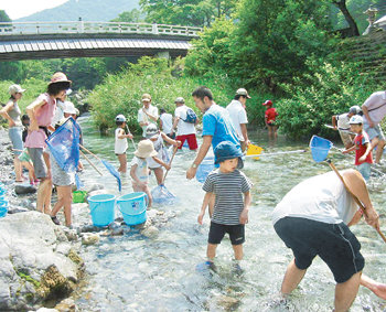 브리지스톤 공장이 있는 일본 히코네 시의 어린이들이 올해 여름 비와 호의 수질 분석을 위해 물고기 수집을 하고 있다. 브리지스톤 히코네 공장은 지역 주민과 함께 꾸준히 비와 호 지키기 운동을 벌이고 있다. 사진 제공 브리지스톤