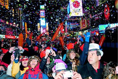 100만여 명이 몰린 가운데 올해 1월 1일 미국 뉴욕의 타임스스퀘어에서 열린 신년 맞이 행사. 인파 뒤쪽으로 LG전자의 대형 옥외광고판이 선명하게 보인다. LG전자는 이 광고판이 TV에 수시로 노출되면서 이날 하루 2000만 달러의 광고효과를 봤다고 밝혔다. 사진 제공 LG전자
