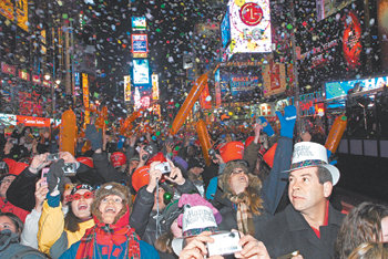 100만여 명이 몰린 가운데 올해 1월 1일 미국 뉴욕의 타임스스퀘어에서 열린 신년 맞이 행사. 인파 뒤쪽으로 LG전자의 대형 옥외광고판이 선명하게 보인다. LG전자는 이 광고판이 TV에 수시로 노출되면서 이날 하루 2000만 달러의 광고효과를 봤다고 밝혔다. 사진 제공 LG전자