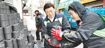 김상열 대한상공회의소 상근부회장(오른쪽에서 두 번째)이 17일 임직원 30여 명과 함께 서울 동작구 상도동에 사는 홀몸노인과 저소득가구에 전달할 연탄을 나르고 있다. 사진 제공 대한상공회의소