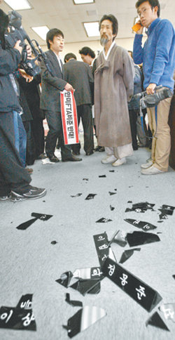 18일 국회 외교통상통일위원회 회의장 바닥에 한나라당 의원 명패들이 깨진 채 나뒹굴고 있다. 박경모 기자