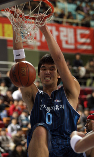 “이제 내가 KCC 심장”KCC 하승진이 19일 전자랜드와의 원정경기에서 덩크슛을 터뜨리고 있다. 하승진은 16득점, 12리바운드, 3블록슛으로 활약했지만 팀의 6연패를 막지는 못했다. 전자랜드로 이적한 서장훈은 출전하지 않았다. 인천=연합뉴스