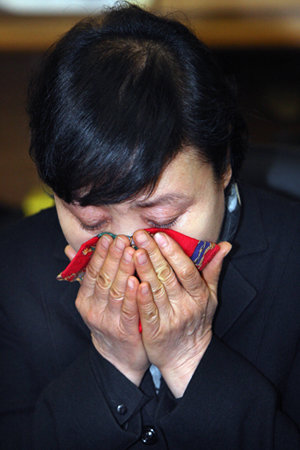 노무현 전 대통령을 명예훼손 혐의로 고소한 고 남상국 전 대우건설 사장 부인 김선옥 씨가 19일 오전 서울중앙지검에서 기자회견을 열고 “노 전 대통령이 남편을 파렴치한 사장으로 매도했다”며 눈물을 흘리고 있다. 연합뉴스