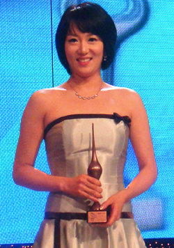 18일 오후 서울 여의도 MBC 방송센터 D공개홀에서 열린 \'2008 대한민국 아나운서 대상 시상식\'에서 정연주 아나운서가 \'아나운서 클럽 회장상\'을 받고 소감을 밝히고 있다.
