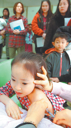 요즘 독감은 내년 4월까지 유행할 것으로 보인다. 독감예방주사는 접종 후 4주째에 효과가 나타나므로 지금 맞아도 늦지 않다. 동아일보 자료 사진