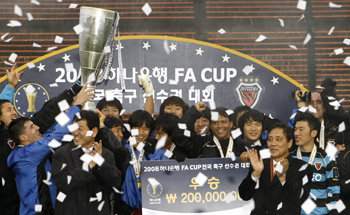 챔피언의 미소포항 스틸러스 선수들과 구단 관계자들이 2008 하나은행 FA컵 전국축구선수권대회 결승에서 경남 FC를 꺾고 정상에 오른 뒤 우승컵을 들고 환호하고 있다. 제주=김재명 기자