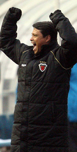 ‘그라운드의 마법사’ 포항 세르지우 파리아스 감독이 21일 FA컵 결승에서 경남에 2-0으로 이긴 뒤 두 팔을 번쩍 들어 올리며 기뻐하고 있다. 제주=연합뉴스