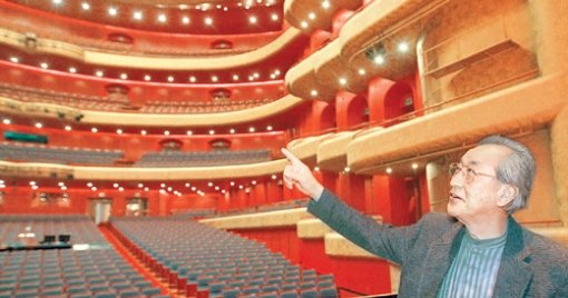 신홍순 예술의 전당 사장이 22일 화재 복구공사를 마친 오페라극장의 내부 시설에 대해 설명하고 있다. 연합뉴스