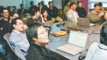 최근 서울 강남구 삼성동 야후코리아 본사에서 열린 ‘아시아 핵 위크’에 참석한 직원들이 동료들의 아이디어 및 기술 발표를 지켜보고 있다. 사진 제공 야후코리아