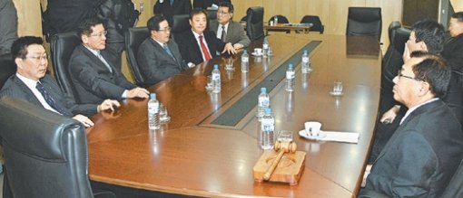 총재의 빈자리 한국야구위원회(KBO) 총재로 추대된 유영구 명지의료재단 이사장이 총재직 고사 의견을 밝힌 것과 관련한 대책을 논의하기 위해 23일 서울 강남구 도곡동 야구회관에서 열린 KBO 이사회에 참석한 프로야구 사장단이 착잡한 표정을 하고 있다. 사장단은 당초 이 모임에서 유 이사장을 차기 KBO 총재로 공식 추대할 예정이었다. 연합뉴스