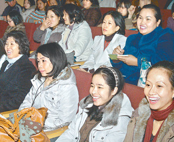 경기도가 최근 주최한 한국어 말하기 대회에서 방청객들이 한국에 시집온 외국인 여성들의 발표를 들으며 환하게 웃고 있다. 사진 제공 경기도
