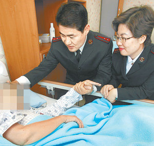 23일 경기 안성시 금석동 구세군 안성요양원에서 환자를 돌보고 있는 한세종 김옥영 사관 부부.