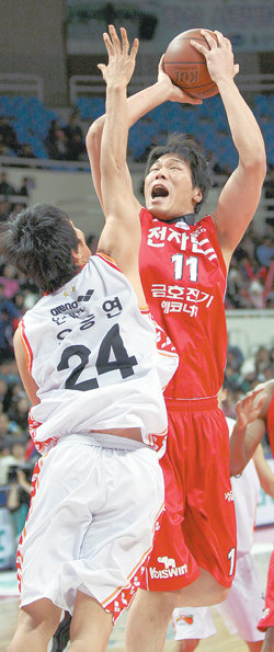 ‘국보급 센터’ 이름값“막아도 쏜다.” KCC에서 전자랜드로 이적한 뒤 첫 경기에 나선 서장훈(위)이 모비스 우승연의 밀착마크 속에서 슛을 시도하고 있다. 울산=연합뉴스