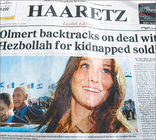 이스라엘 일간 하아레츠가 6월 니콜라 사르코지 프랑스 대통령의 부인 카를라 브루니 여사의 사진을 크게 싣고 있다. 하아레츠