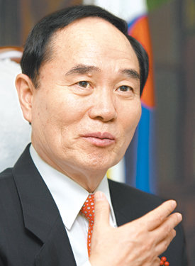 안병만 교육과학기술부 장관은 24일 동아일보와의 인터뷰에서 내년에는 국민이 피부로 느낄 수 있을 정도로 빠르고 과감하게 정책들을 추진하겠다고 강조했다. 이훈구 기자