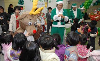 산타 복장을 한 사노피아벤티스코리아 직원들이 서울 신촌 세브란스병원을 찾아 ‘초록 산타 병원 연말 파티’를 열고 아이들과 즐거운 시간을 보내고 있다. 사진 제공 사노피아벤티스코리아