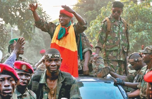 쿠데타 주역들 시가행진서아프리카 기니에서 발생한 군부 쿠데타의 지도자인 무사 다디스 카마라 대위(가운데)가 24일 수도 코나크리에서 기니 국기를 몸에 두르고 군인들의 호위를 받으며 시가행진을 하고 있다. 코나크리=AFP 연합뉴스