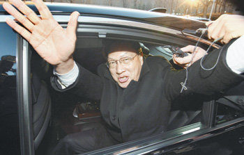 쌍용자동차 대주주인 중국 상하이자동차의 장즈웨이 부회장이 26일 정부과천청사에서 임채민 지식경제부 1차관과 면담한 뒤 청사를 나서며 기자들의 질문에 손사래를 치고 있다. 과천=연합뉴스