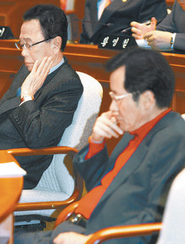 한숨 푹푹 민주당 의원들이 국회 본회의장을 기습 점거한 26일 국회 예산결산특별위원회 회의장에서 열린 한나라당 의원총회에서 박희태 대표(왼쪽)와 홍준표 원내대표가 꽉 막힌 현 정국 상황이 답답한 듯 시름에 잠겨 있다. 안철민 기자