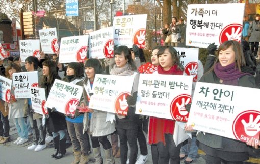 “간접흡연 싫다고 말하세요”27일 서울 종로구 대학로에서 간접흡연예방 캠페인 서포터들이 거리 퍼포먼스를 펼치고 있다. 이 퍼포먼스는 보건복지가족부가 진행한 2008년 간접흡연예방 캠페인인 ‘Say No, Save Life’의 일환으로 진행됐다. 연합뉴스