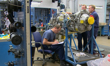 스웨덴 볼보 항공우주개발연구소에서 엔진을 개발 중인 연구원들. 사진 제공 EBS