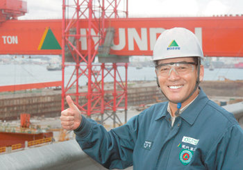 정든 일터를 떠나며30년 가까이 몸담은 현대중공업에서 지난해 12월 정년퇴직을 한 박상봉 씨가 정든 일터에서 기념 촬영을 했다. 박 씨는 이달 5일부터 프랑스 석유회사 토탈 한국사무소에서 새로운 인생을 시작할 예정이다. 사진 제공 현대중공업