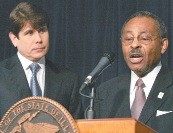 연방 상원의원직 ‘매직’ 혐의로 기소된 로드 블라고예비치 일리노이 주지사(왼쪽)가 지난해 12월 30일 기자회견에서 롤런드 버리스 전 일리노이 주 법무장관을 버락 오바마 대통령 당선인 후임 상원의원으로 지명한 뒤 소감을 밝히고 있는 버리스 전 장관의 모습을 지켜보고 있다. 시카고=로이터 연합뉴스