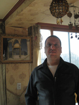 팔레스타인 출신 야서 가나엠씨는 조국의 소식을 전하는 TV에서 한시도 눈을 떼지 못 했다.