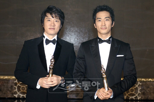 ‘2008 MBC 연기대상’ 에서 대상을 공동수상한 김명민-송승헌.[사진제공=MBC]