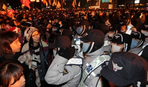 기축년 새해가 시작된 1일 서울 보신각 종로 거리가 '제야의 종' 행사를 찾은 시민들과 촛불집회 참가자들로 인산인해를 이루고 있다. 연합