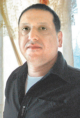 팔레스타인 출신 야서 가나엠 씨는 조국의 소식을 전하는 TV에서 한시도 눈을 떼지 못했다. 우경임  기자