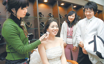 경기 수원시 웨딩거리는 다양하고 실속 있는 웨딩상품을 내놓는 결혼 관련 업체들이 집중해 있어 예비 부부 사이에 인기가 높다. 2일 웨딩거리의 한 업체를 찾은 예비 신혼부부가 밝은 표정으로 기념촬영을 준비하고 있다. 김재명 기자