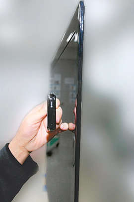 삼성전자는 세계에서 가장 얇은 6.5㎜ 두께의 액정표시장치(LCD) TV를 4일 공개했다. 이 TV는 500원짜리 동전 3개를 합친 정도의 두께로 슬림형 휴대전화보다 훨씬 얇다. 사진 제공 삼성전자