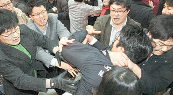 목 조르고… 뒤엉키고 3일 국회 본회의장 앞 로텐더홀을 점거한 민주당과 민주노동당의 보좌진과 당직자들이 강제 해산에 나선 국회 경위 및 방호원들과 격렬한 몸싸움을 벌이고 있다. 4일까지 양측이 6차례에 걸쳐 충돌하면서 국회는 욕설과 폭력이 뒤범벅된 아수라장으로 변했고 부상자도 속출했다. 안철민  기자