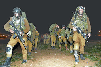 “하마스 소탕” 야간 진격  3일 밤(한국시간 4일 새벽) 이스라엘이 가자지구에 지상군을 투입한 가운데 병사들이 얼굴에 위장크림을 바른 채 이동하고 있다. 이스라엘군은 가자지구 진입 몇 시간 만에 하마스의 로켓발사 지역을 대부분 장악하고 가자지구 측면을 관통해 하마스의 보급로를 끊었다. 가자지구=EPA 연합뉴스