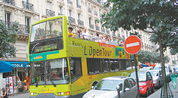 프랑스 파리에서 운영 중인 지붕 없는 2층 버스 ‘오픈 톱’. 사진 제공 부산시