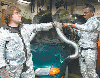 영화 ‘비 카인드 리와인드’에서 두 주인공의 첫 자체 제작 영화는 ‘고스트 버스터즈’. 은박지로 유니폼을 만들고 중고차에 호스를 붙여 특수차량처럼 개조했다. 사진 제공 스폰지