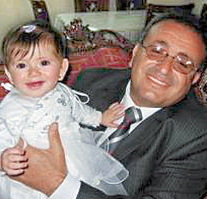 3일 이스라엘 군의 공습으로 숨진 아크렘 알고울 씨가 손녀와 함께 즐거운 한때를 보내고 있는 모습. 사진 출처 인디펜던트