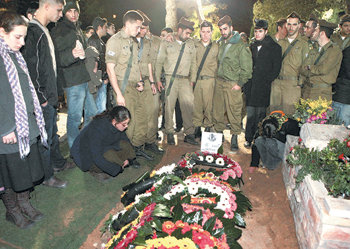 이 군인 첫 희생이스라엘 지상군 투입 이후 첫 사망자가 된 드비르 이마누알루프 일병이 4일 예루살렘 헤르첼산 군인묘지에 묻혔다. 친구들과 전우들이 무덤 앞에 모여 추모하고 있다. 예루살렘=AFP 연합뉴스