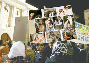 어린 희생들4일 스페인 바르셀로나에서 팔레스타인인 시위대가 가자지구 민간인 희생자들의 사진과 침공 반대 문구를 적은 피켓과 현수막을 들고 반이스라엘 시위를 벌였다. 바르셀로나=로이터 연합뉴스