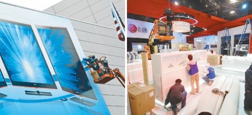 CES의 삼성TV 광고 - LG전자 부스한국 기업들이 8일부터 개최될 세계 최대 가전전시회 ‘CES 2009’ 준비로 분주하다. 행사가 열리는 미국 라스베이거스 컨벤션센터 외벽에는 5일 삼성전자 발광다이오드(LED) TV 광고판이 설치됐고(왼쪽 사진) 내부에서는 LG전자 부스 설치가 한창이다. 한국 기업은 이번 ‘CES 2009’에서 두께가 6.5mm에 불과한 TV 등 첨단 제품을 선보일 예정이다. 라스베이거스=로이터 연합뉴스·LG전자
