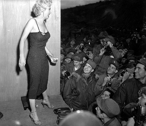 한국에 주둔 중이던 미 장병들을 위문방문한 영화배우 마릴린 먼로. 사진 제공=주한미군