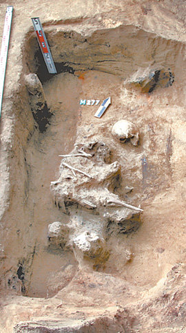 러시아 서아무르 지역 트로이츠코예 고분군에서 발견된 발해 토광묘. 묘 안에 인골이 보인다. 사진 제공 국립문화재연구소