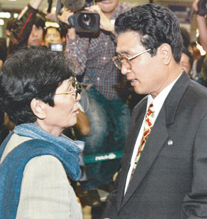 데라코시 다케시 씨(오른쪽)가 2002년 일시 귀국해 어머니와 얘기를 나누는 모습. 동아일보 자료 사진