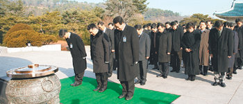 8일 오전 서울 동작구 국립서울현충원 현충탑에서 LIG넥스원 구본상 사장(앞줄 가운데)과 임직원 40명이 묵념하고 있다. 이 회사는 2004년부터 매년 현충원에서 시무식을 열고 있다. 사진 제공 LIG넥스원