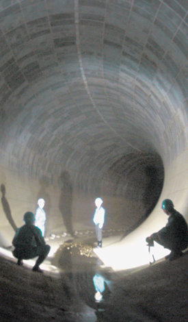 외국 언론으로는 처음 동아일보에 공개한 도쿄 지하 50m의 와다야요이 간선 내부. 높이 8.5m, 길이 2.2km에 이르는 이 거대한 터널은 12만 t의 빗물을 저장할 수 있어 도쿄의 침수 피해를 방지하고 있다. 도쿄=임소형 동아사이언스 기자